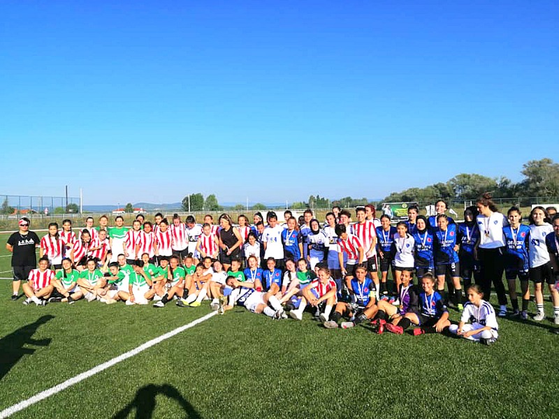 ÇAMLICASPORUN DİŞİ KRAMPONLARI  ŞEHİTLER İÇİN SAHAYA ÇIKTI