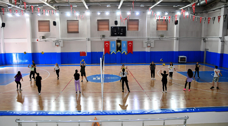VOLEYBOLCULAR YUNUS EMREDE TER DÖKÜYOR