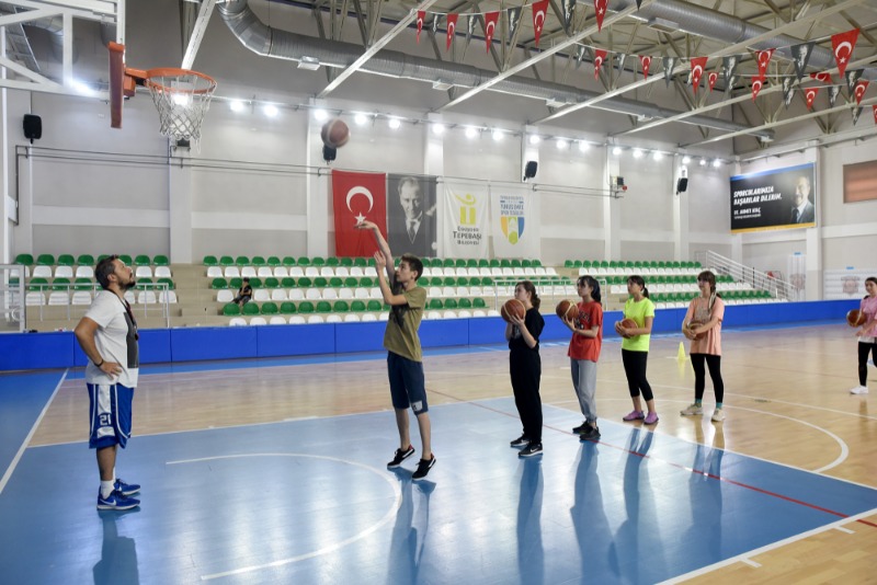 BASKETBOLU TEPEBAŞINDA ÖĞRENİYORLAR