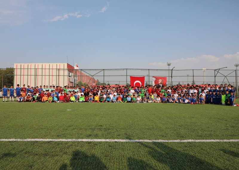 ZAFER BAYRAMI FUTBOLLA KUTLANDI