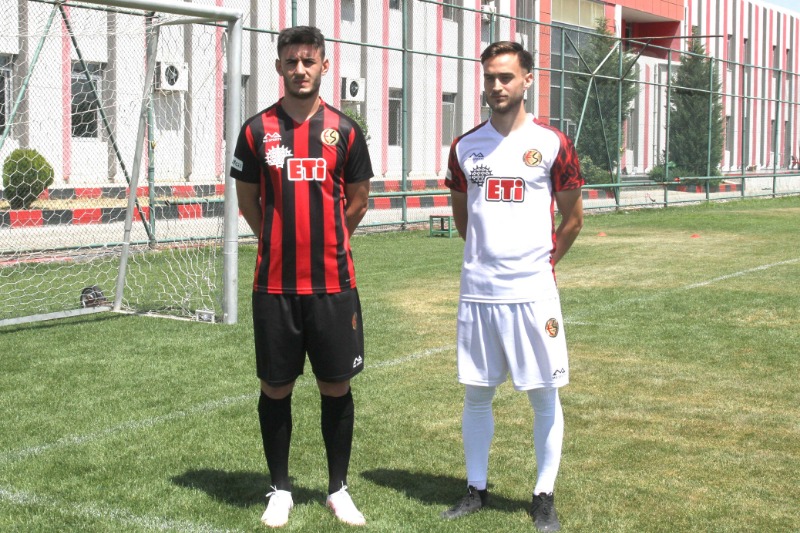 10 TARAFTARA İMZALI FORMA