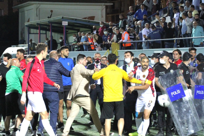 İLK MAÇTA TANSİYON YÜKSELDİ