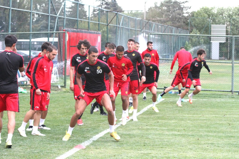 MAÇ SAATİNİ BEKLİYORLAR