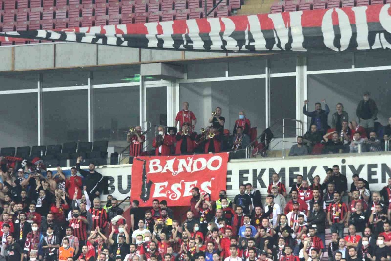 BANDO ESES TRİBÜNDE