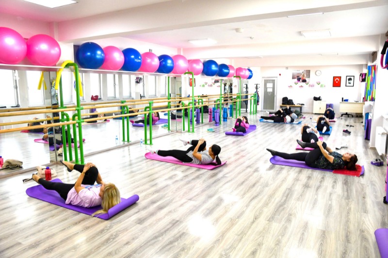 PİLATES İLE ZİNDE KALIYOR