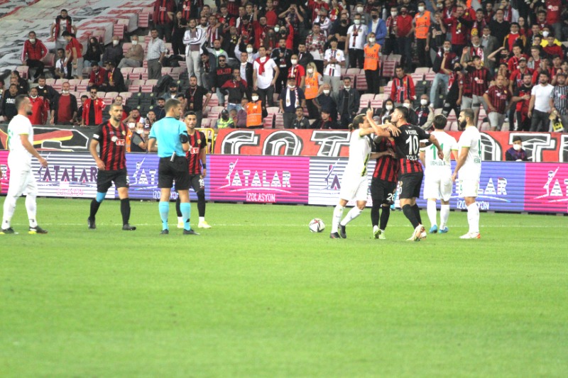 4 MAÇTA 2 KIRMIZI 17 SARI KART