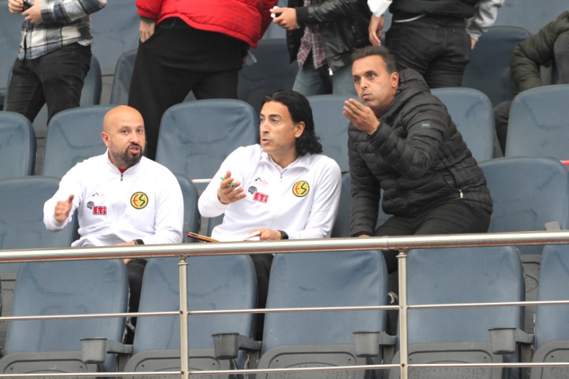 CEM HOCA TRİBÜNDE, ERHAN HOCA KULÜBEDE