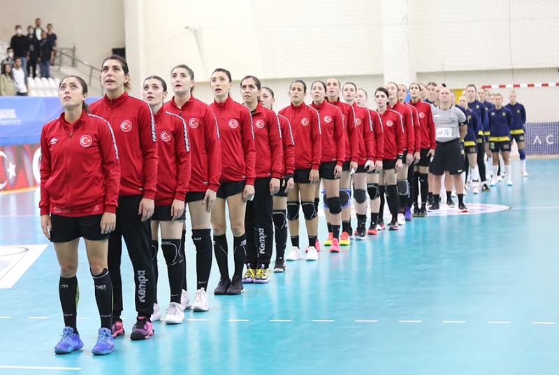 A MİLLİ KADIN HENTBOL TAKIMI İSVEÇE MAĞLUP OLDU(23-31)