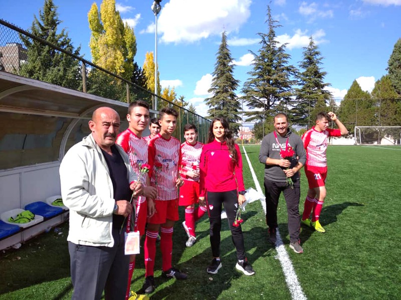 HAKEMLER ÇİÇEK VERDİ