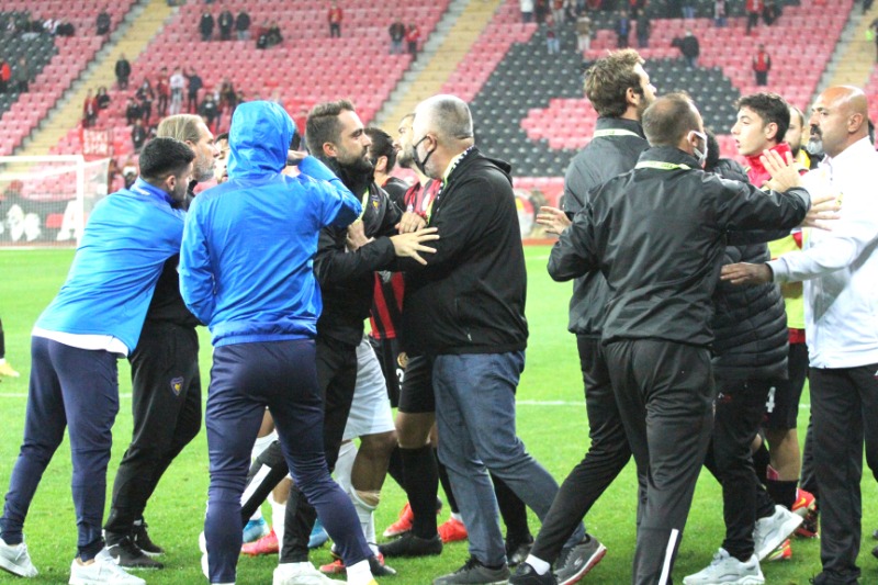 MAÇ BİTTİ ORTALIK KARIŞTI