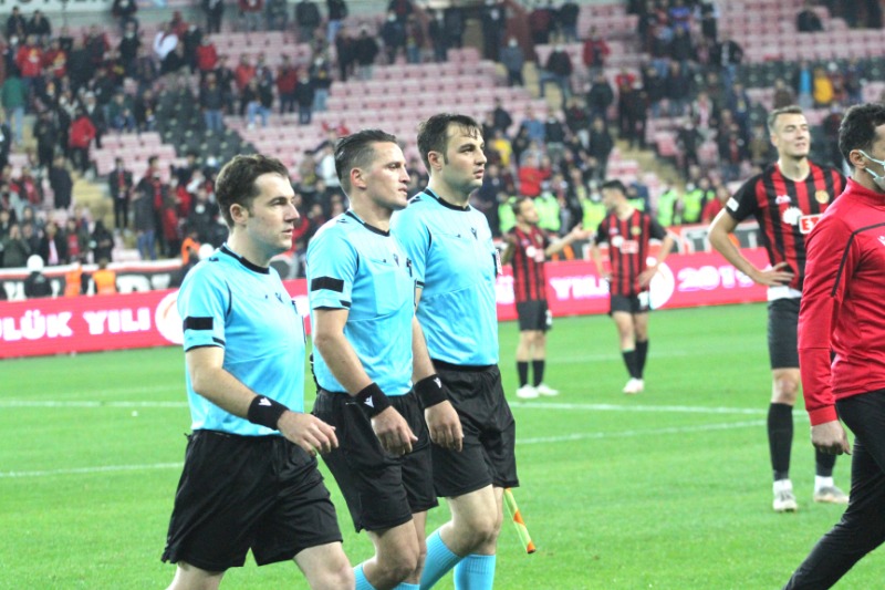 HAKEME BÜYÜK ÖFKE..