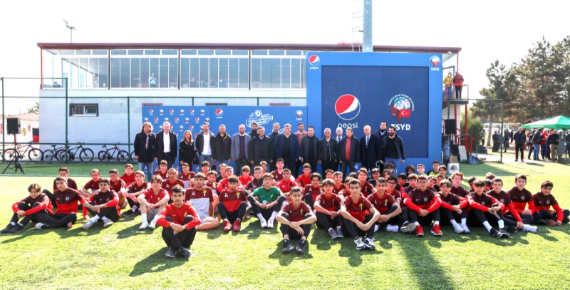 FUTBOLUN EFSANELERİ PEPSİ YILDIZ FUTBOLCU  SEMİNERLERİ KAPSAMINDA ESKİŞEHİRDEYDİ