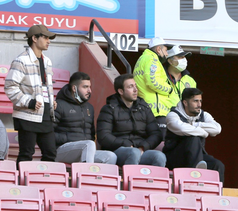 TRİBÜNDEN İZLEDİLER