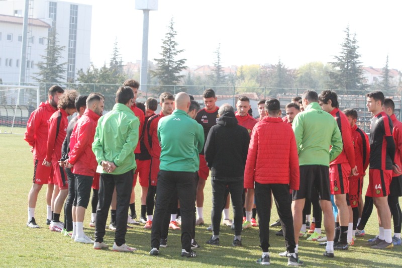 ŞİMŞEKLER LİDERİ GÖZÜNE KESTİRDİ