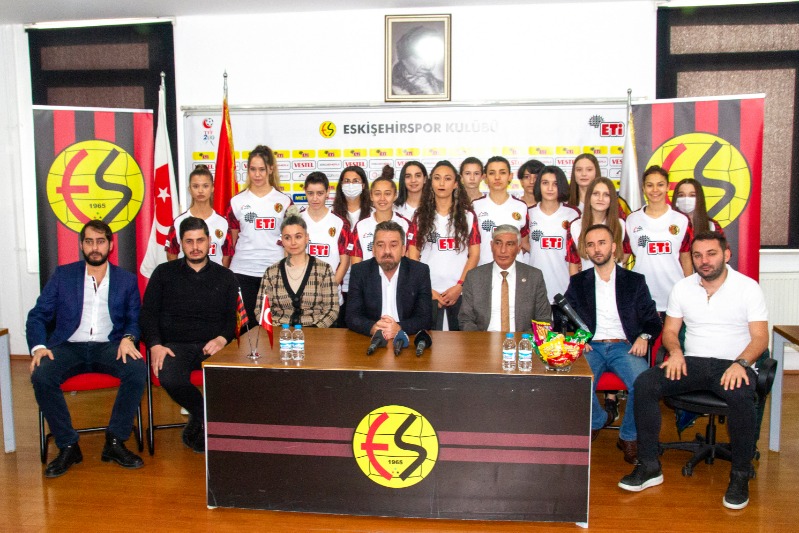 ES-ES BAYANLARDA YENİDEN SAHAYA