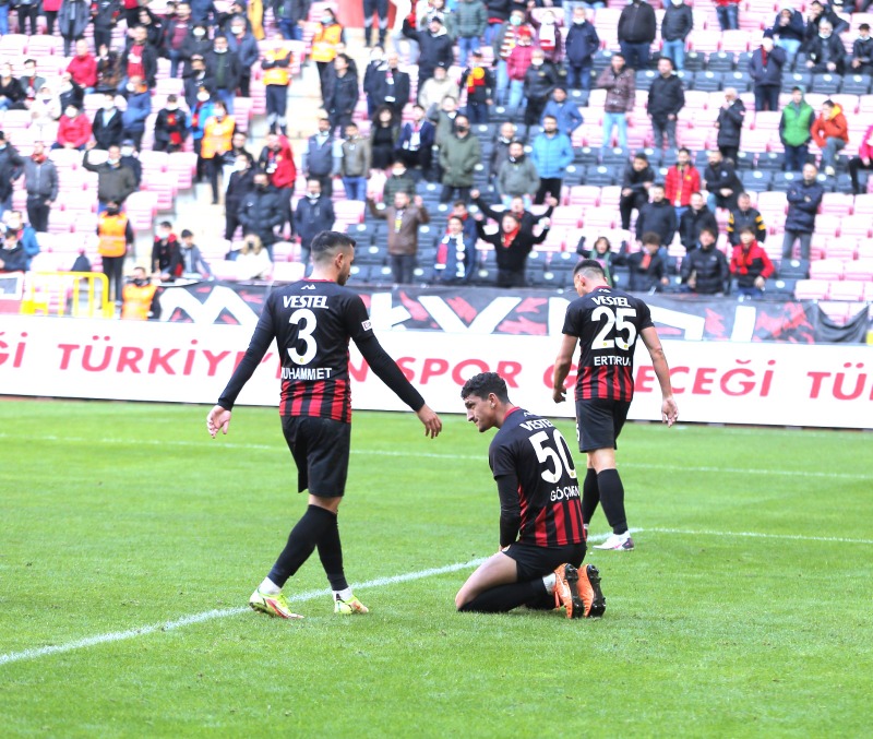ES-ES DİREK KIRMIZIYA TAKILDI (0-1)