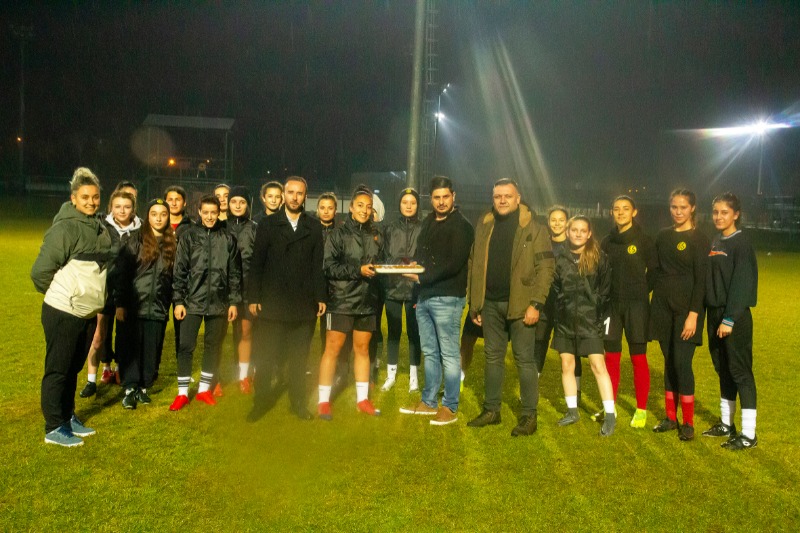 DİŞİ ŞİMŞEKLER SAHAYA İNDİ