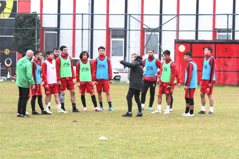 YAĞMUR ALTINDA ÇALIŞTILAR