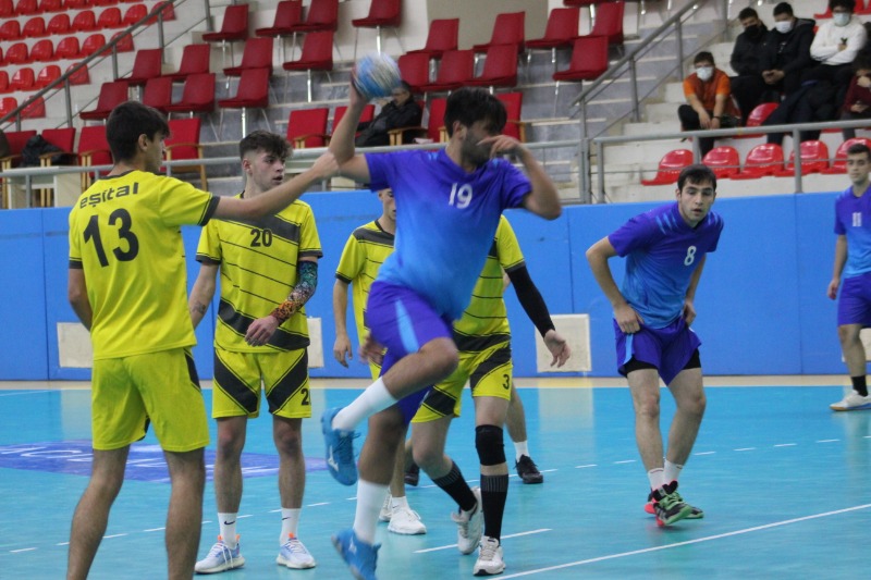 OKULLU GENÇ HENTBOLCULAR PERDEYİ AÇTI