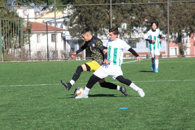 LİSELİLERİN FUTBOL RESİTALİ BAŞLADI