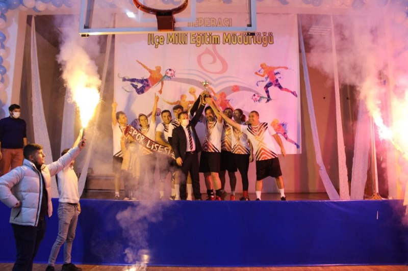 ÖĞRETMENLER YARIŞTI DOSTLUK KAZANDI