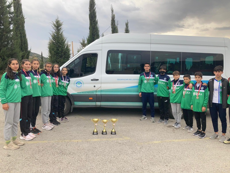 ATLETLER KUPA İLE DÖNDÜ