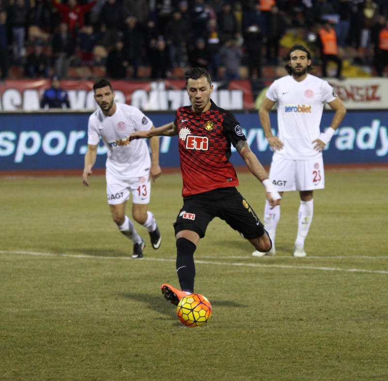 ES-ES İÇİN FEDAKARLIĞA HAZIRLAR