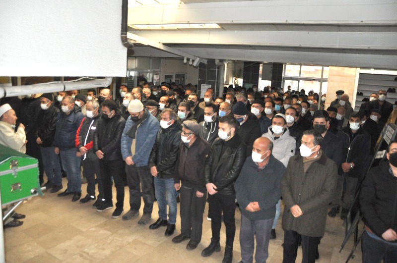 ERHAN ÜNAL BABASINI  TOPRAĞA VERDİ