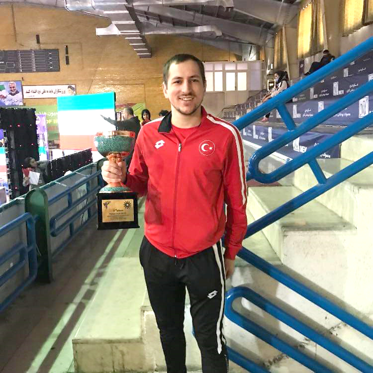 KARATEDE GURUR VAR