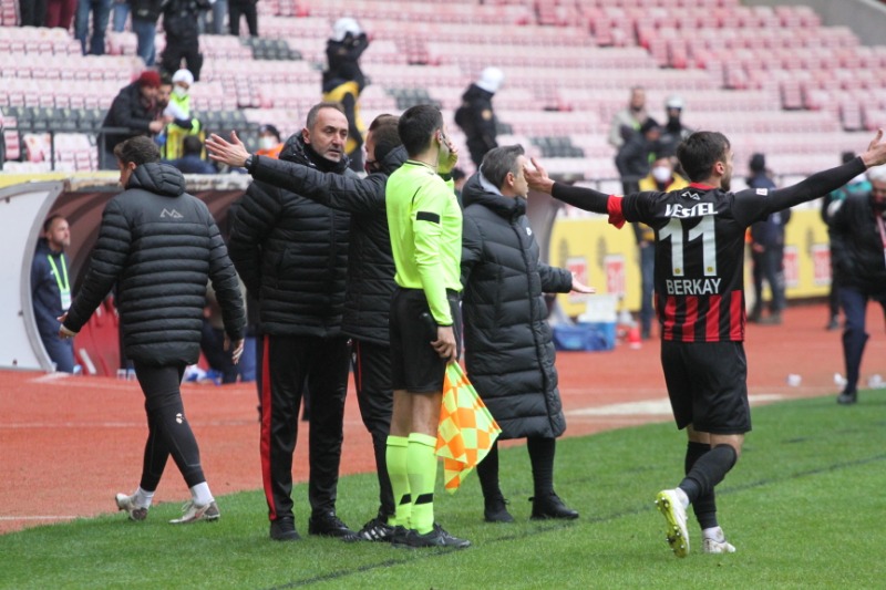 YAN HAKEM ÇILDIRTTI