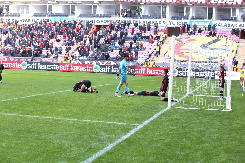 ES-ESİN KALESİ YİNE YIKILDI