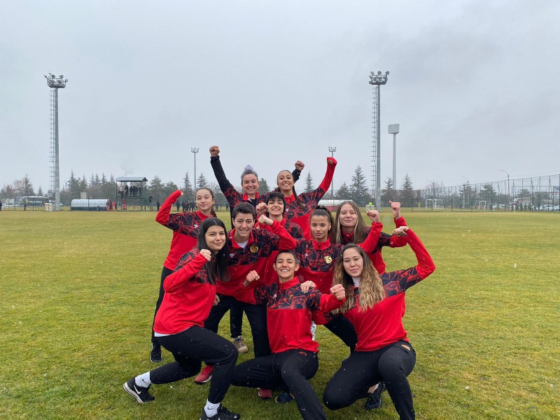 KADIN FUTBOLCULARIN YÜZÜ GÜLÜYOR