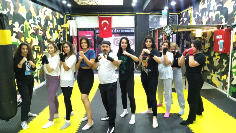 BU BAYANLARA YAN BAKILMAZ