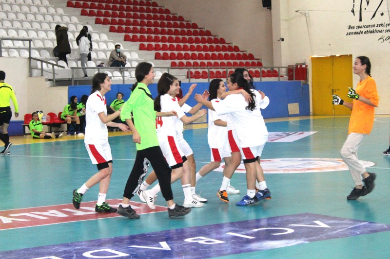 KIZLARDA SPOR LİSESİ  VE  AHİ EVRAN GÜLDÜ