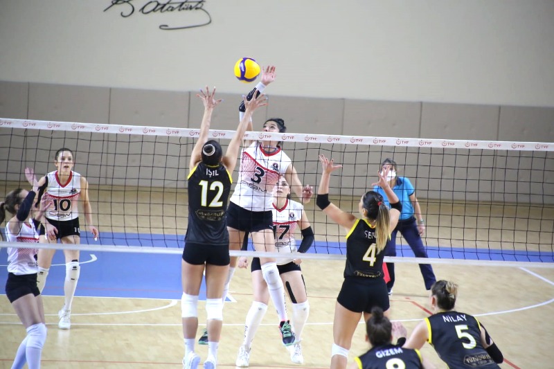 VOLEYBOLDA DERBİ HEYECANI