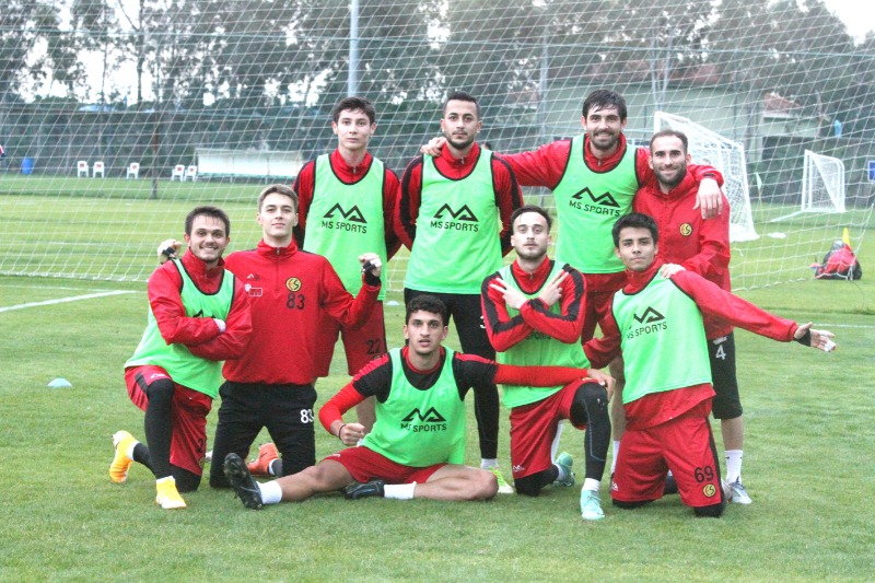 ŞİMŞEKLER DÖNÜYOR