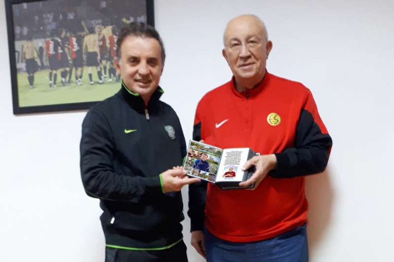 SUAT HOCAYA  ALBÜM HEDİYE ETTİ