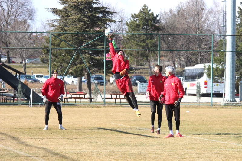 ŞİMŞEKLER KAMPA GİRİYOR