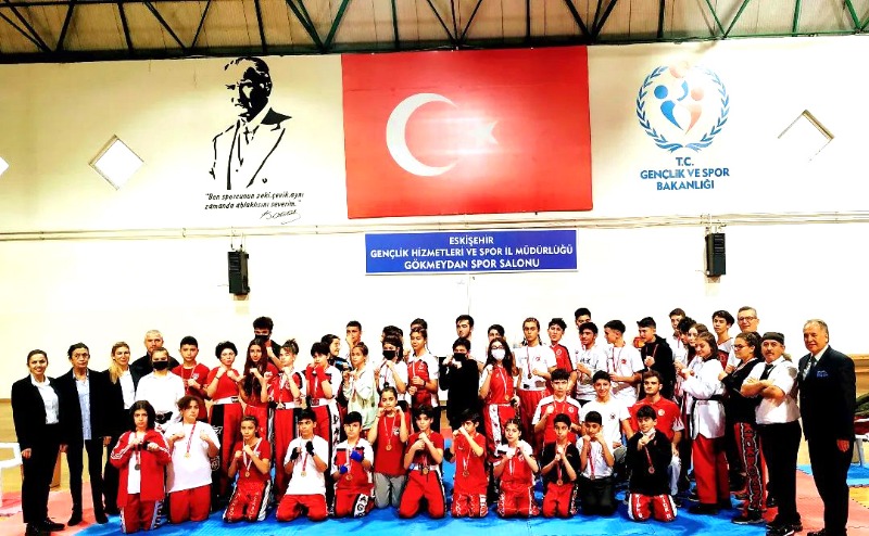 OKULLU KICK-BOKSÇULAR KAPIŞTI