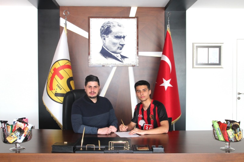 ÖNCE GOL ATTI  SONRA İMZAYI ÇAKTI