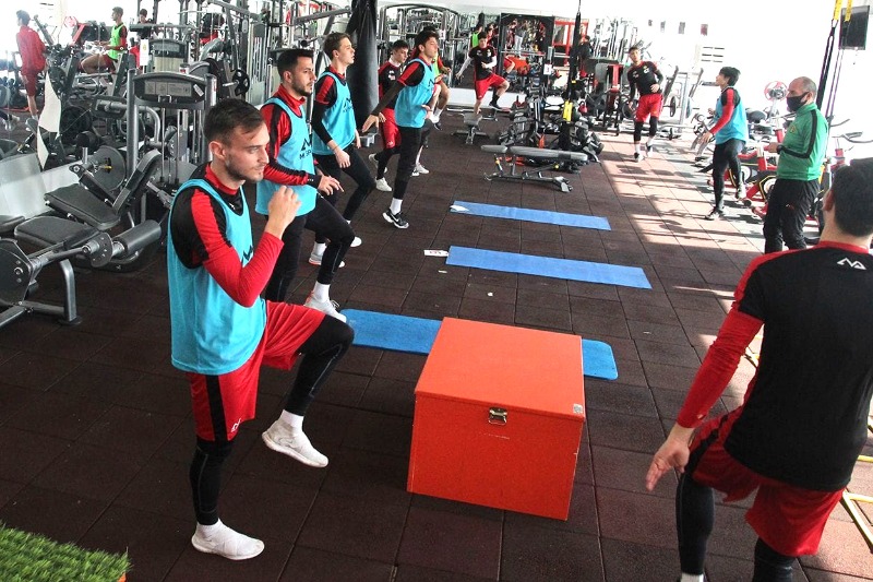 ŞİMŞEKLER KAMPA GİRDİ