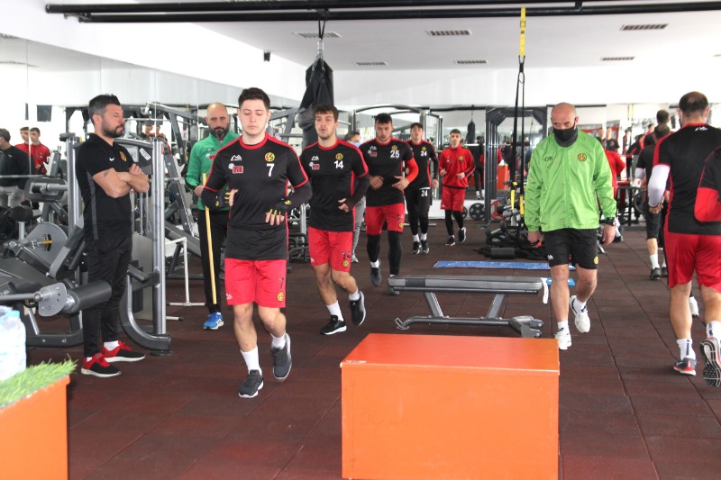 SALONDA ÇALIŞTILAR