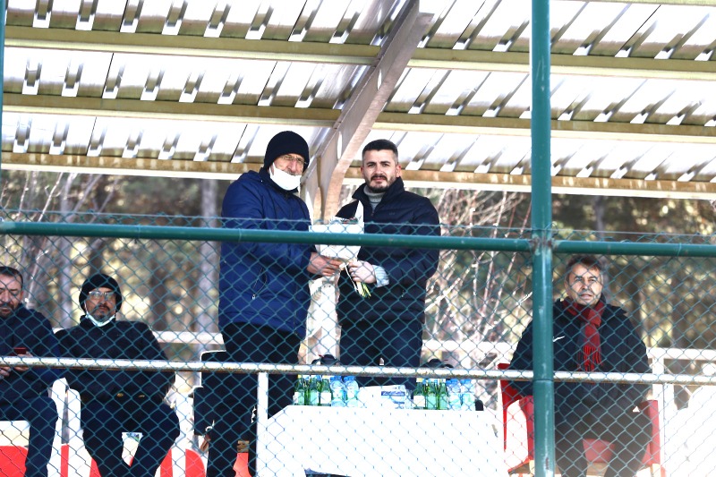 ÇİÇEKLERLE BAŞLADI