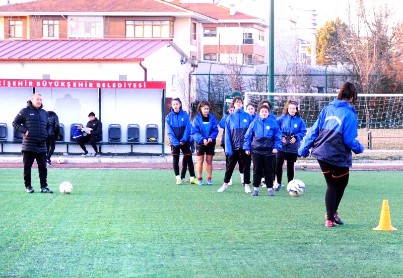 KADIN FUTBOL TAKIMI SIKI HAZIRLANIYOR