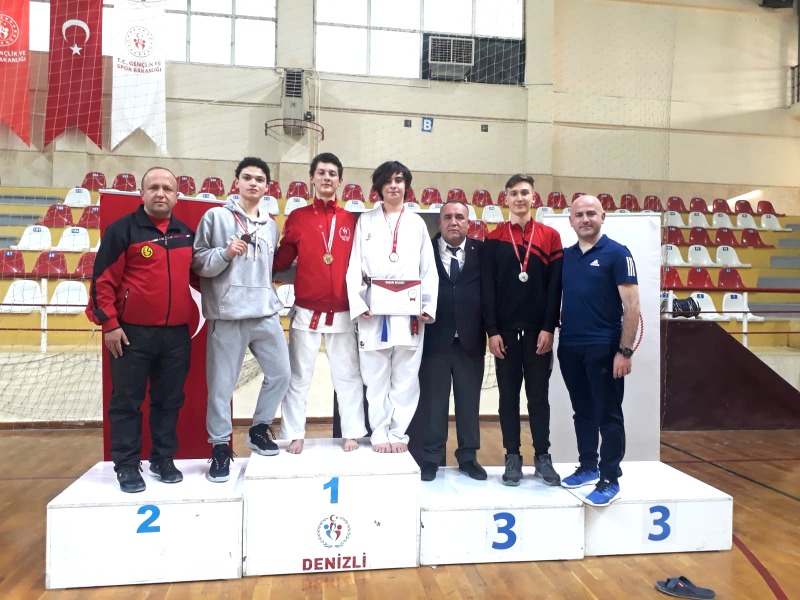 KARATECİLER KÜRSÜDEN İNMEDİ