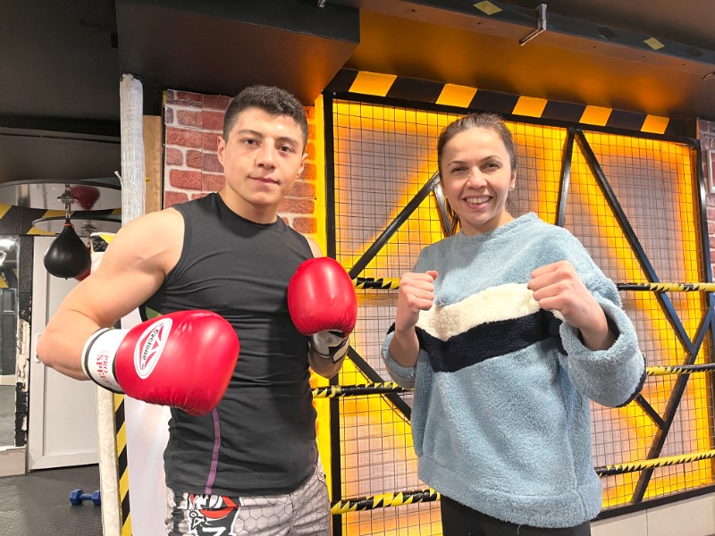 GÜNDÜZ SANAYİDE AKŞAM  RİNGDE MÜCADELE EDİYOR