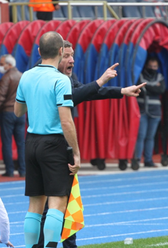 KULÜBEYE GİREMEYECEK