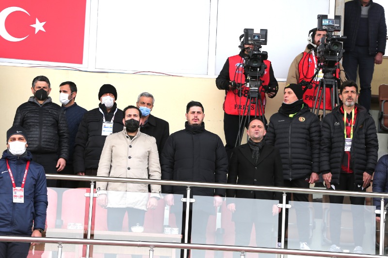 TRİBÜNDEN İZLEDİLER