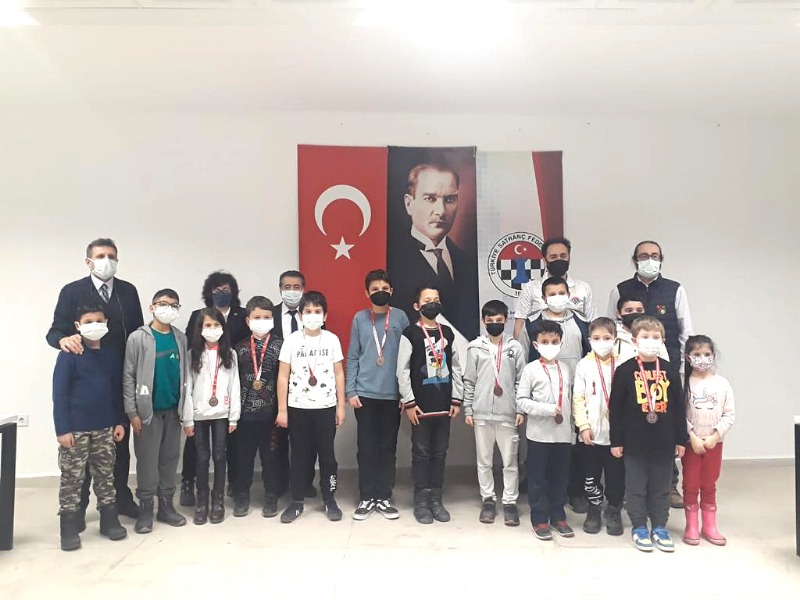 SATRANÇTA ÖDÜLLER  SAHİPLERİNE VERİLDİ