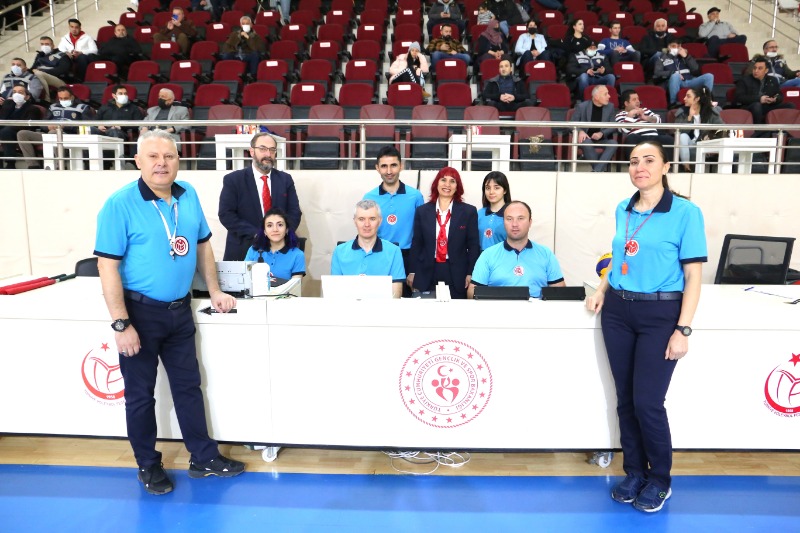 HAKAN ÇETİN HAKEMLİĞİ BIRAKTI